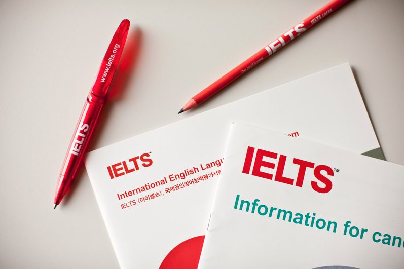 ما الفرق بين امتحاني إتقان اللغة الإنجليزية IELTS و TOEFL؟