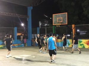 學校附近的籃球場